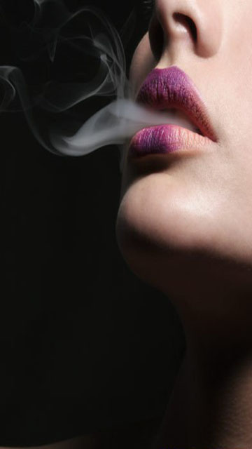 抽烟的女人手机图片 23260)