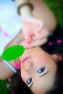被花草陶醉更被美人所陶醉
