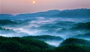 层山叠峦凌晨雾景