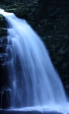 美丽怡人的瀑布风景