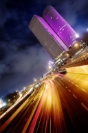 都市夜景灯火辉映的公路